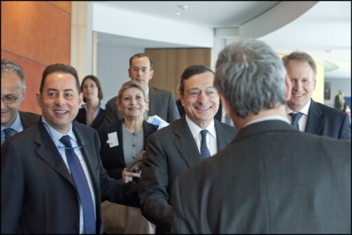 Mario Draghi discute la situazione dell'Eurozona con alcuni economisti