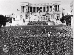 Folla fascista radunata