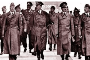 Hitler attorniato dai suoi uomini