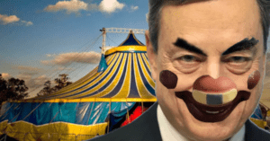 Mario Draghi travestito da clown davanti al tendone di un circo