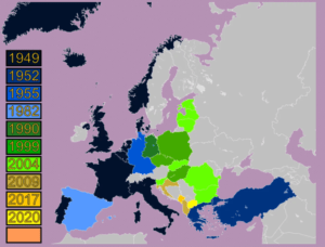 Cartina dell'Europa che categorizza le Nazioni per anno di entrata nella NATO
