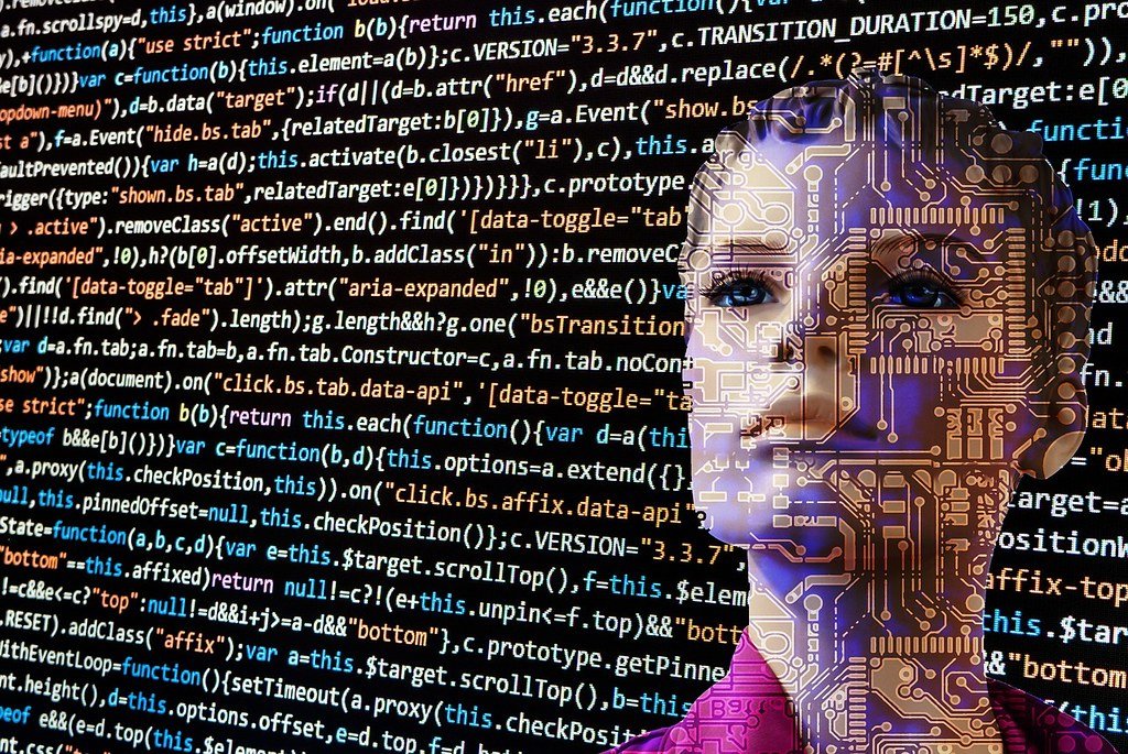Donna dalle sembianze robotiche immersa in molte righe di linguaggio di programmazione