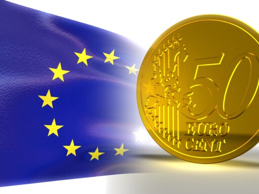 bandiera europea e una moneta da 50centesimi di euro
