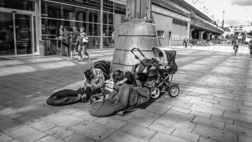 Una famiglia di nullatenenti dorme per strada col proprio bambino