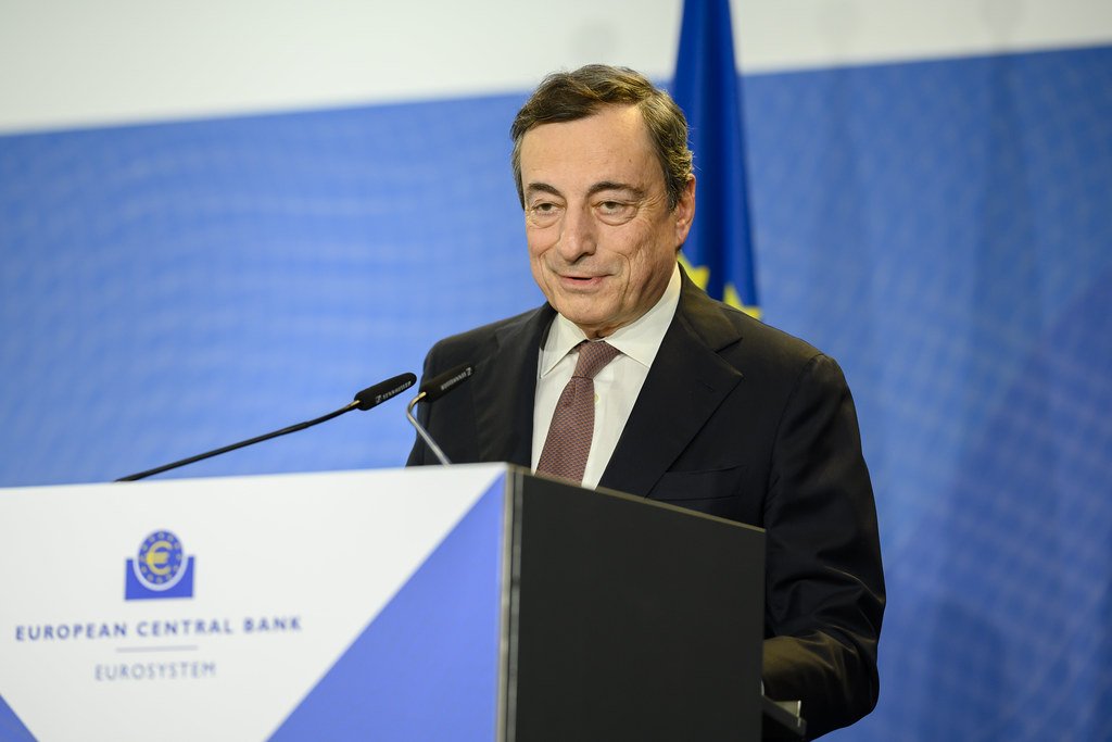 Mario Draghi tiene un discorso alla BCE
