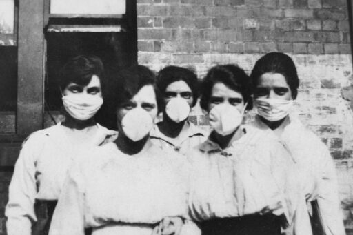 5 donne indossano mascherine in una foto di gruppo durante l'epidemia di Spagnola