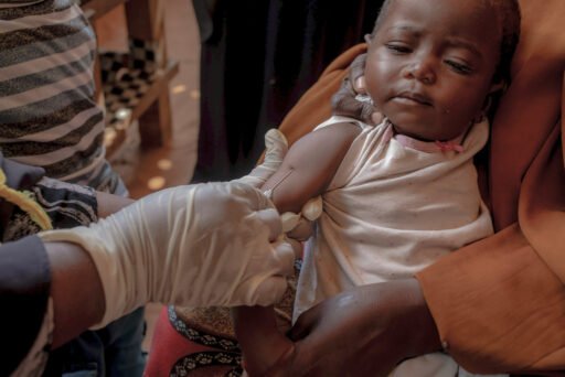 Un bambino viene vaccinato
