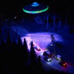 Un UFO illumina una strada trafficata