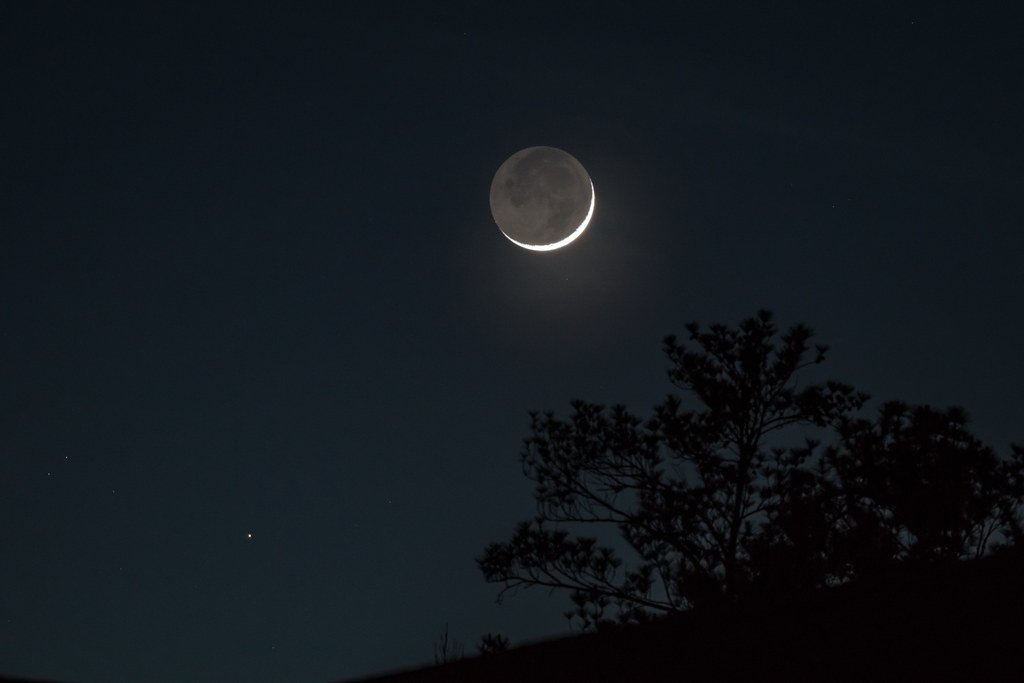 Spicchio di Luna in un cielo terso