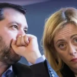 Salvini sussurra qualcosa all'orecchio di una Giorgia Meloni dall'aspetto stanco