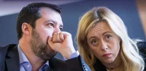 Salvini sussurra qualcosa all'orecchio di una Giorgia Meloni dall'aspetto stanco