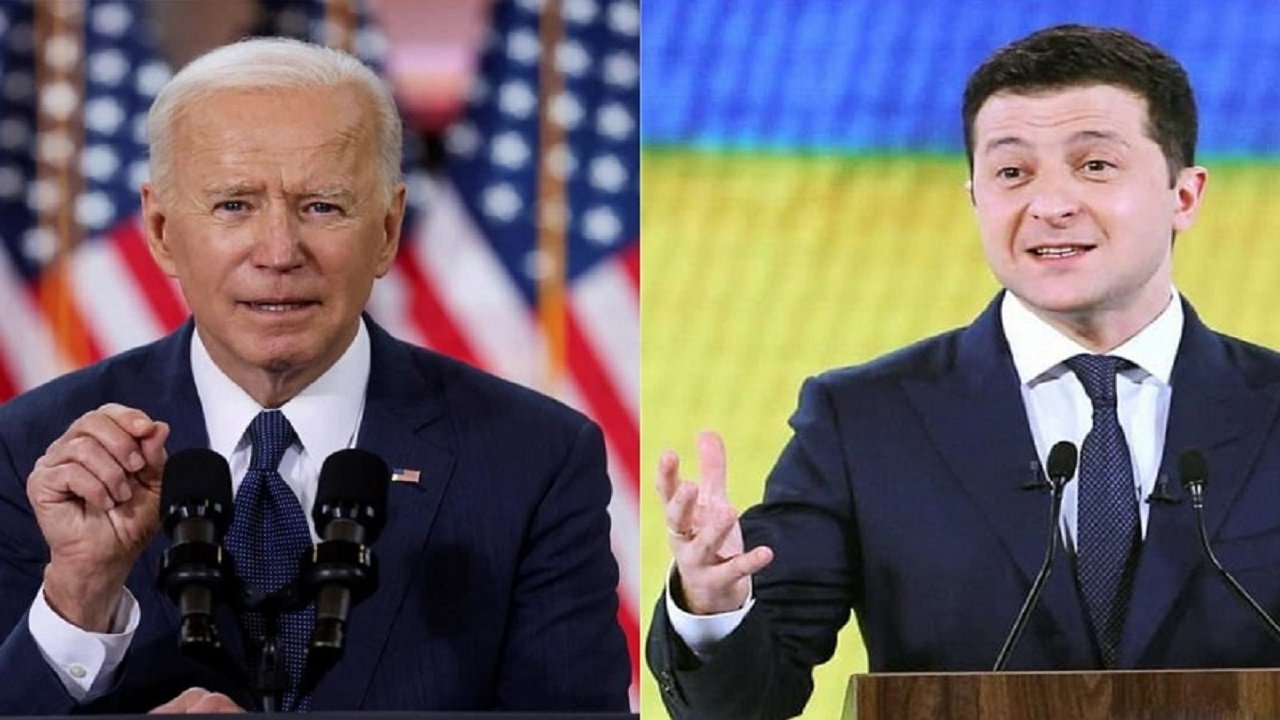 Joe Biden, sulla sinistra e Volodymir Zelensky, sulla destra, tengono un discorso alla Nazione