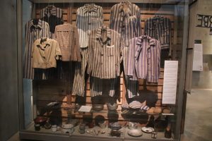 Abbigliamento dei prigionieri dei campi di concentramento nazisti esposti al museo di Auschwitz-Birkenau