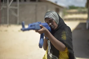 giovane donna somala imbraccia un fucile