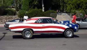 auto con i colori della bandiera U.S.A.